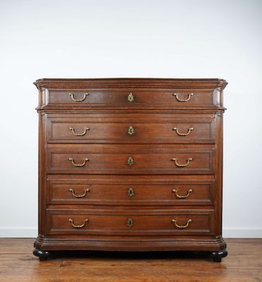 une commode ancienne posée sur un parquet