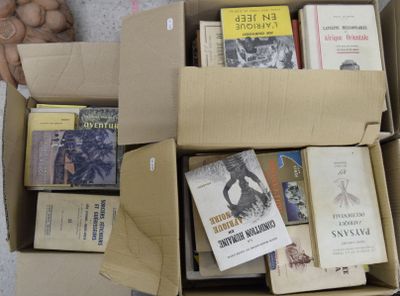 une boîte pleine de livres posée sur le sol
