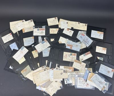 beaucoup de billets anciens et inutilisés sur la table