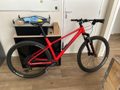 un vélo rouge garé dans une pièce
