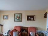 un salon avec deux fauteuils et un canapé
