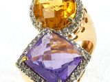 une photo en gros plan d'une bague ornée de deux pierres de couleurs différentes