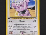 gros plan d'une carte pokemon sur une table
