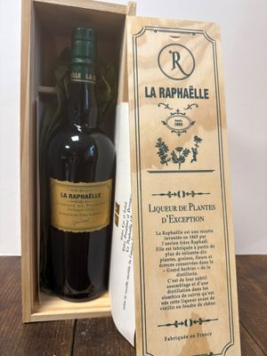 une photo représentant une bouteille de vin dans un coffret en bois posé sur une table