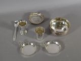 beaucoup d'objets en argent qui se trouvent sur la table