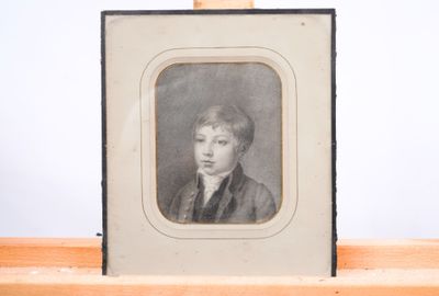 portrait d'un jeune homme en costume-cravate devant un mur blanc
