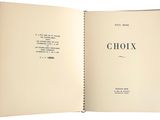 un livre ouvert dont le titre « Choix » est écrit en noir sur fond blanc
