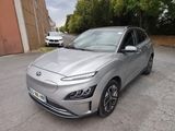 La voiture argentée est garée sur le bord de la route.