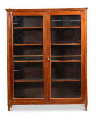une bibliothèque ancienne en acajou avec des portes vitrées