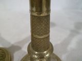 un bougeoir doré sur une table blanche