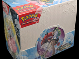 une boîte de cartes à collectionner Pokémon posée sur une table