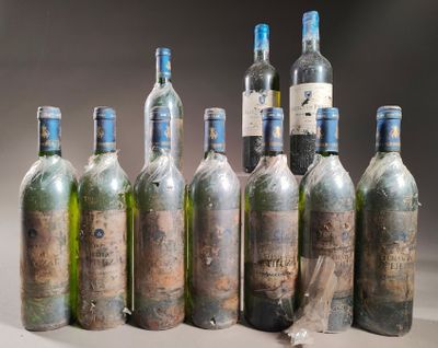 plusieurs bouteilles de vin sont alignées sur une table