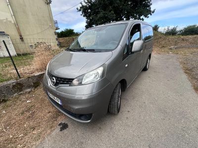 La camionnette grise est garée sur le bord de la route.
