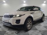 une photo d'un Land Rover blanc garé dans un garage