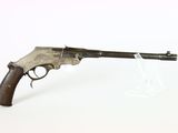 un vieux fusil avec une poignée en bois sur fond blanc