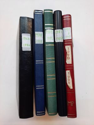 plusieurs vieux livres sont alignés sur une surface blanche