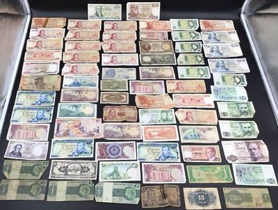 une grosse somme d'argent posée sur un plateau sur la table