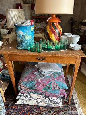 une petite table sur laquelle est posée une lampe, dans un salon