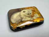 une petite boîte sur laquelle est représenté un chat
