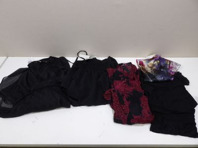 trois paires de sous-vêtements sont posées sur une table blanche