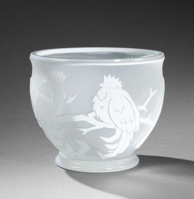 un vase blanc orné d'un oiseau, posé sur une table