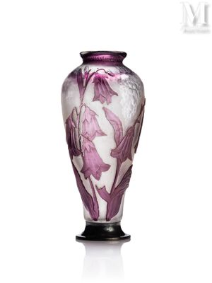 vase violet et blanc orné d'un motif floral sur le devant