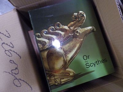 un livre dans une boîte ouverte posée sur la table