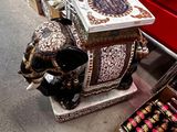 une statue d'éléphant posée par terre à côté d'une boîte de cigares
