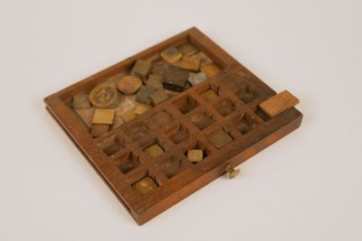une image représentant une boîte en bois remplie de différents types de blocs en bois