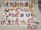 un lot de cartes posées sur une table