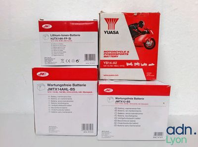 trois cartons de kits d'entretien pour motos Yamaha empilés les uns sur les autres