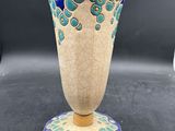 un vase bleu et blanc posé sur une chaise noire