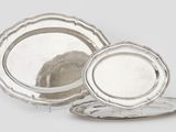 deux assiettes en argent et une assiette en argent sur fond blanc
