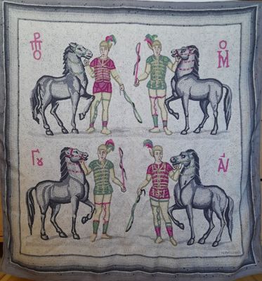 une photo d'un oreiller sur lequel figurent des hommes et des chevaux