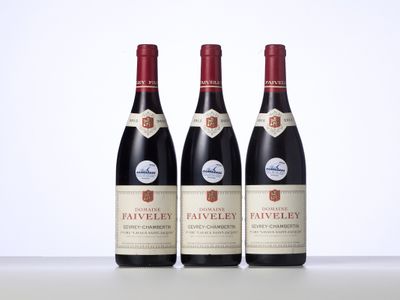 trois bouteilles de vin rouge posées sur une table