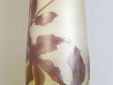 un vase jaune orné d'un motif floral