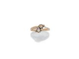 un gros plan d'une bague en or sertie d'une perle blanche