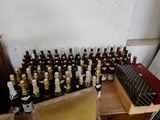 plusieurs bouteilles de vin posées sur une table à côté d'une boîte
