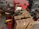une pile de cartons et d'autres objets dans un garage