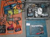 une trousse à outils posée sur le sol