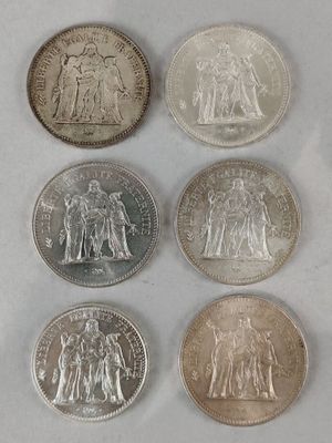 six pièces de monnaie britanniques différentes sont représentées en rangée sur un fond blanc