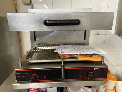 une photo d'un grill professionnel dans une cuisine