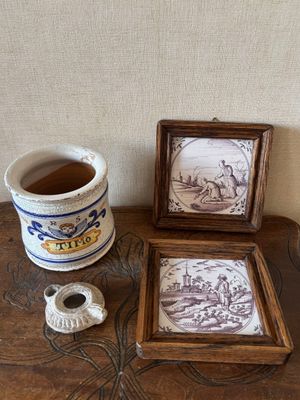 une photo d'une table sur laquelle se trouvent une tasse de thé et des photos