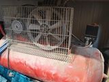 un réservoir rouge surmonté d'un ventilateur