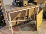 une machine posée sur une table dans une pièce
