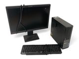 un ordinateur de bureau avec un clavier et une souris sur le bureau