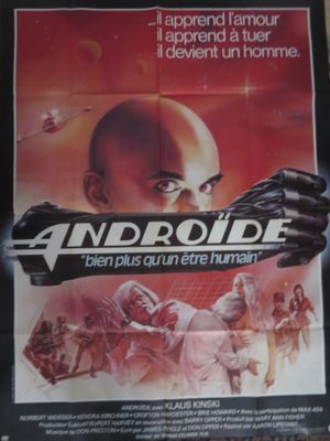 une vieille affiche de cinéma représentant un homme tenant un pistolet devant un groupe de personnes