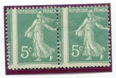 deux timbres représentant une femme, sur un fond blanc