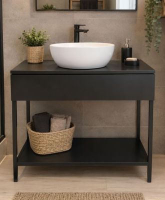 une salle de bains avec un lavabo et un miroir au mur