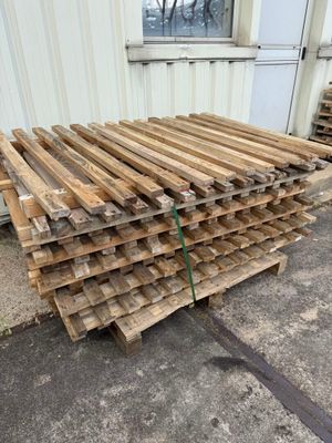 Un lot de 12 plaques de caillebotis bois pour racks à palett…